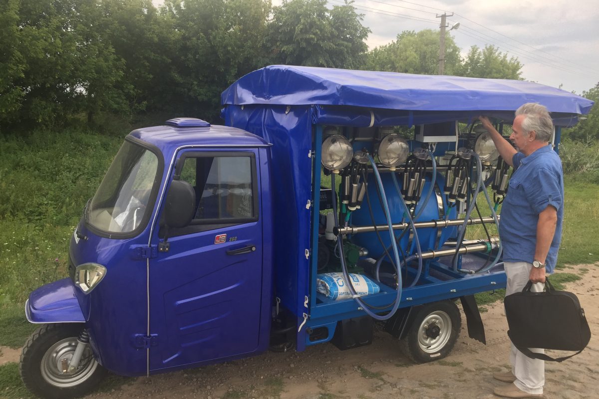 Разработан новый аппарат мобильного доения